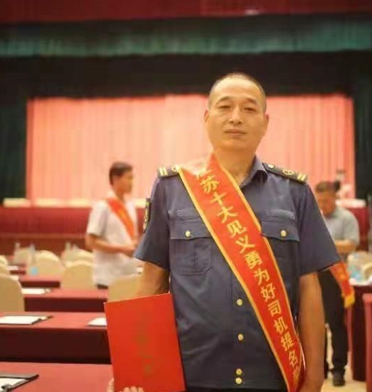 　　積極開展爭先創優活動。圍繞“爭先創優、文明服務”的目標定位，于今年初啟動“服務之星”和“紅旗車隊”評選活動，細化量化評選細則和考核指標，每2個月開展一次“服務之星”評比，每季度開展一次“紅旗車隊”評選。活動開展以來，先后有144名駕駛員獲評“服務之星”，4支車隊獲得“紅旗車隊”榮譽。駕駛員沈斌、劉開庭獲得第六屆“江蘇十大見義勇為好司機”提名獎。